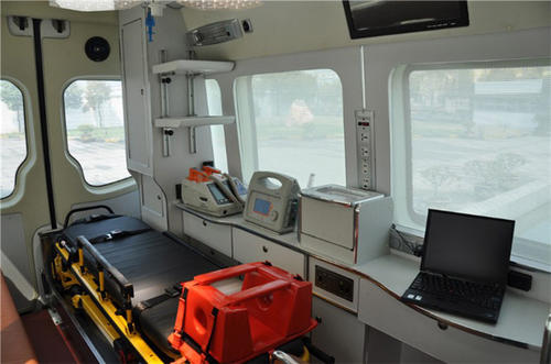 东明县救护车内部